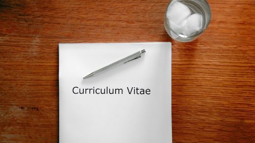 CV i szklanka na stole