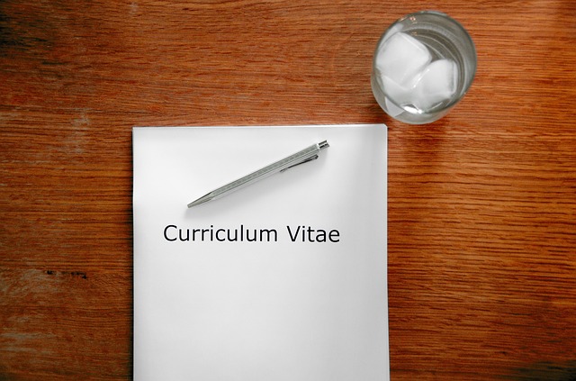 CV i szklanka na stole
