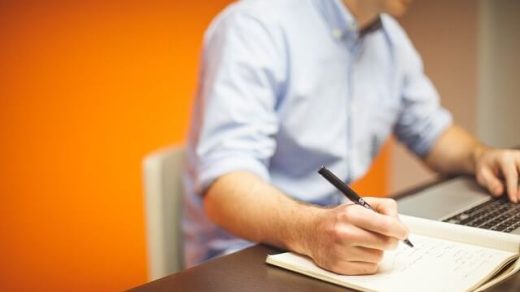 Człowiek pracujący w biurze