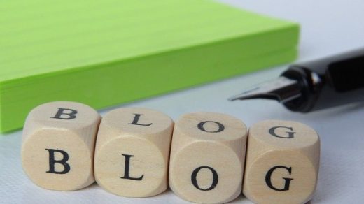 Klocki ułożone w napis blog