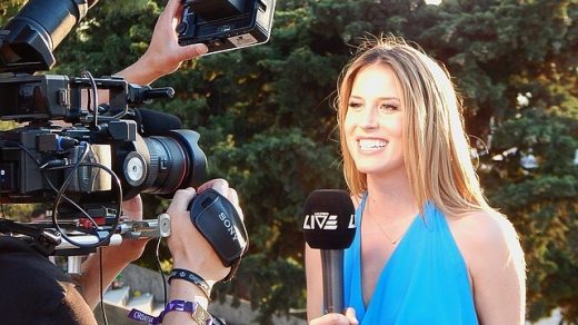 Dziennikarka występuje przed kamerą