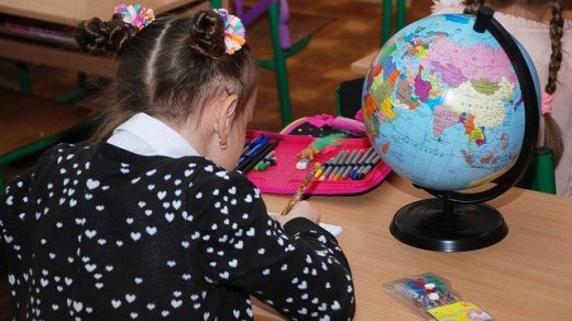 Dziewczynka podczas zajęć w szkole