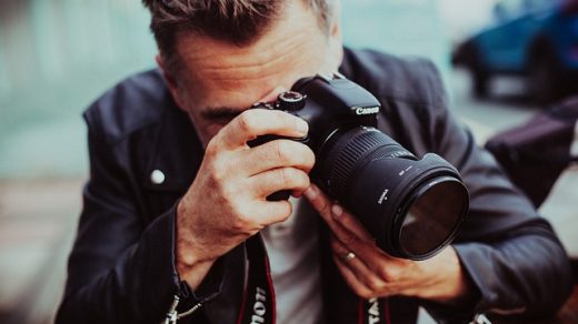 Fotograf z aparatem