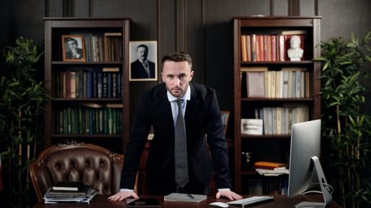 Polityk przy biurku