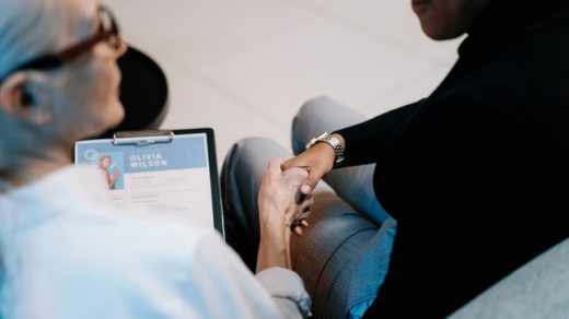 kobieta i mężczyzna oglądają CV