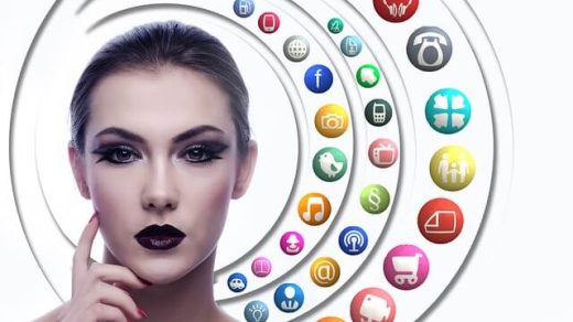 Kobieta wśród krążących wokół niej aplikacji internetowych