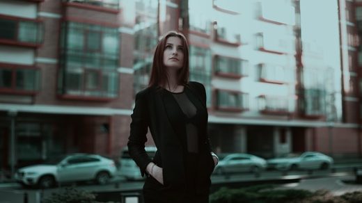 kobieta w centrum miasta