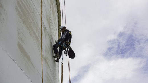 Pracownik alpinistyczny w trakcie pracy