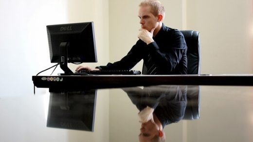 Biznesmen przy pracy