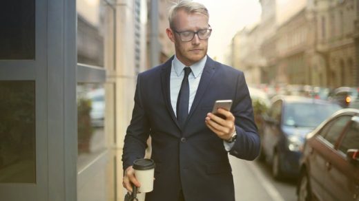 mężczyzna w garniturze z telefonem