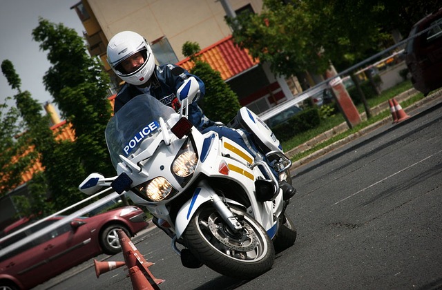 oficer policji na skuterze