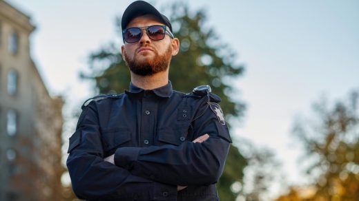 policjant w mundurze