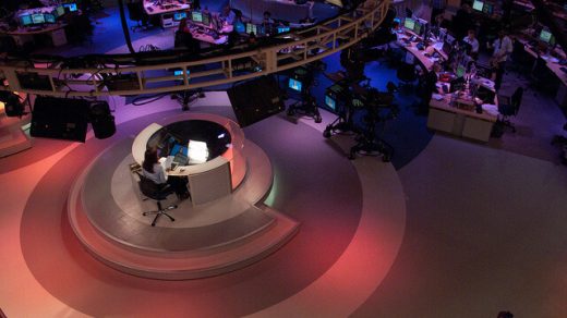 Pomieszczenie redakcji sportowej gdzie jest nagrywany materiał telewizyjny