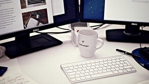 stanowisko pracy dwa monitory