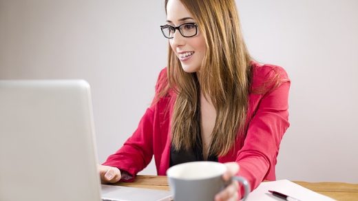 Studentka szukająca pracy w internecie na laptopie